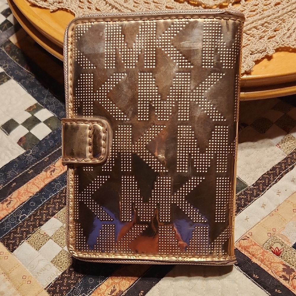 Michael Kors Shiny Rose Gold Passport Wallet - Picture 3 of 3